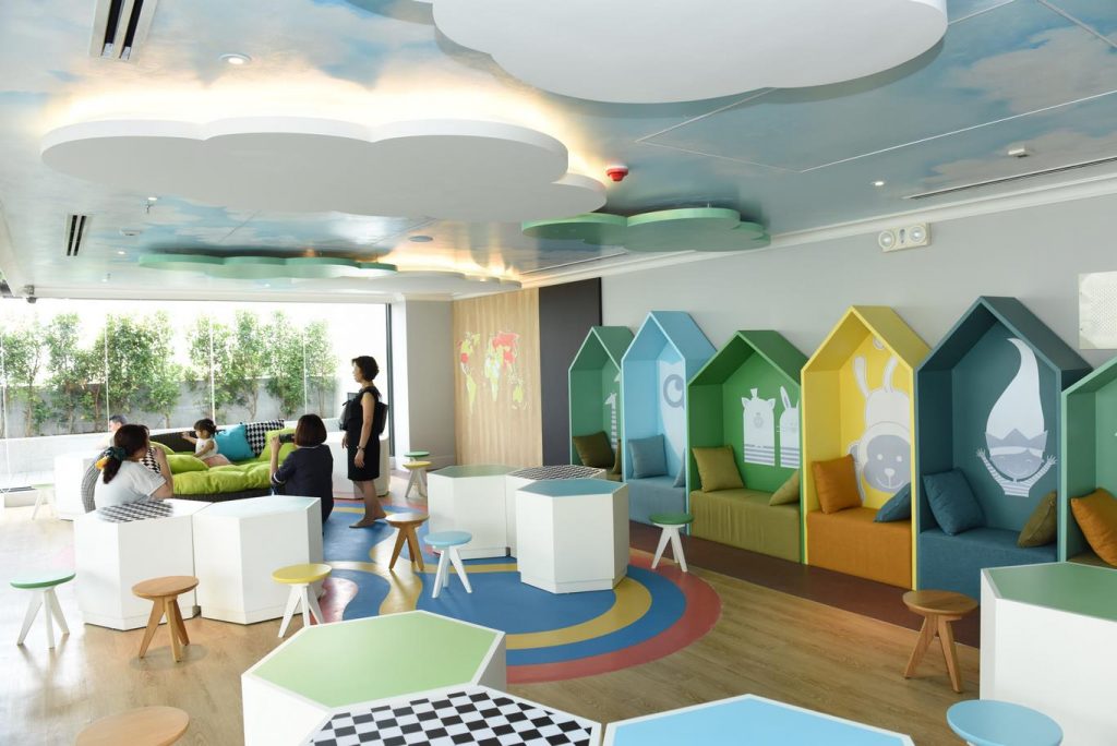 Phòng trẻ em được thiết kế hài hòa với các gam màu sáng