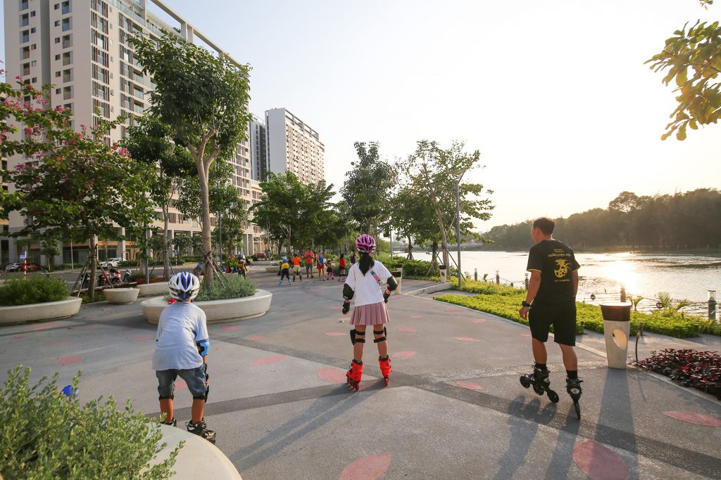 Tất cả dải đất ven sông của đô thị được dành để phát triển công viên, trường học. Mọi cư dân đô thị được thụ hưởng những giá trị môi trường, không gian để luyện tập, vui chơi và hít thở không khí trong lành. Ảnh chụp hoàng hôn tại công viên Sakura Park.