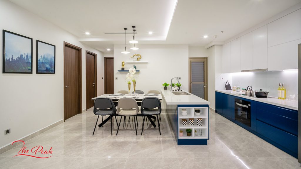 Không gian bếp không bao giờ tẻ nhạt với gam màu tươi sáng: màu trắng thể hiện sự mát mẻ, xanh Navy tạo điểm nhấn cá tính. Sự đan cài của hai sắc màu tươi trẻ này càng khiến người ta thêm “nghiện bếp”. Và đó cũng chính là dụng ý của đội ngũ kiến trúc sư từ Jang In (Hàn Quốc) thể hiện trong căn hộ Modern Korean tại dự án The Peak.
