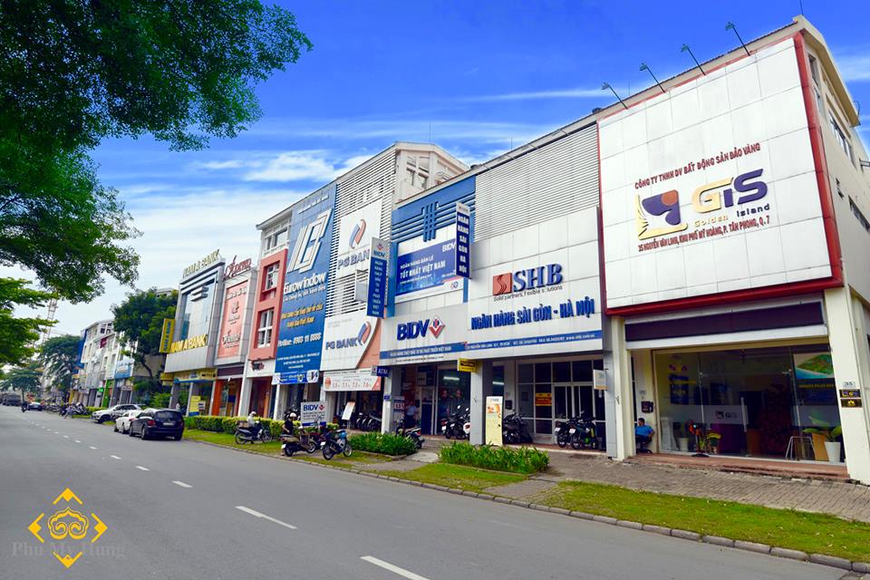 Nguyễn Văn Linh là con phố tài chính với hàng loạt ngân hàng, công ty chứng khoán… và từ Urban Hill chỉ cách khoảng 750m là đến trung tâm mua sắm Crescent Mall,