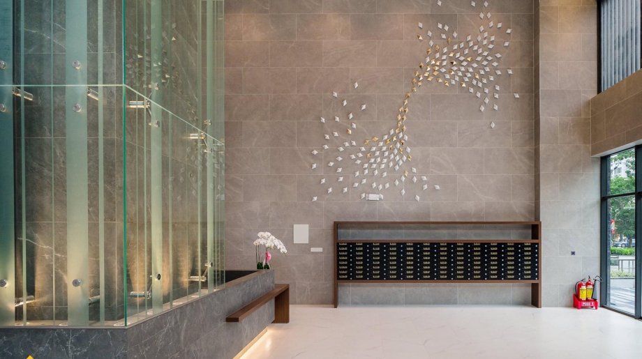 Sảnh Lobby đón khách được thiết kế hiện đại và mang tính nghệ thuật với cột sáng nổi bật tạo nên không gian ấm cúng và sang trọng