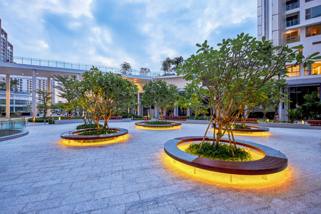 Quảng trường thương mại tại Midtown The Peak