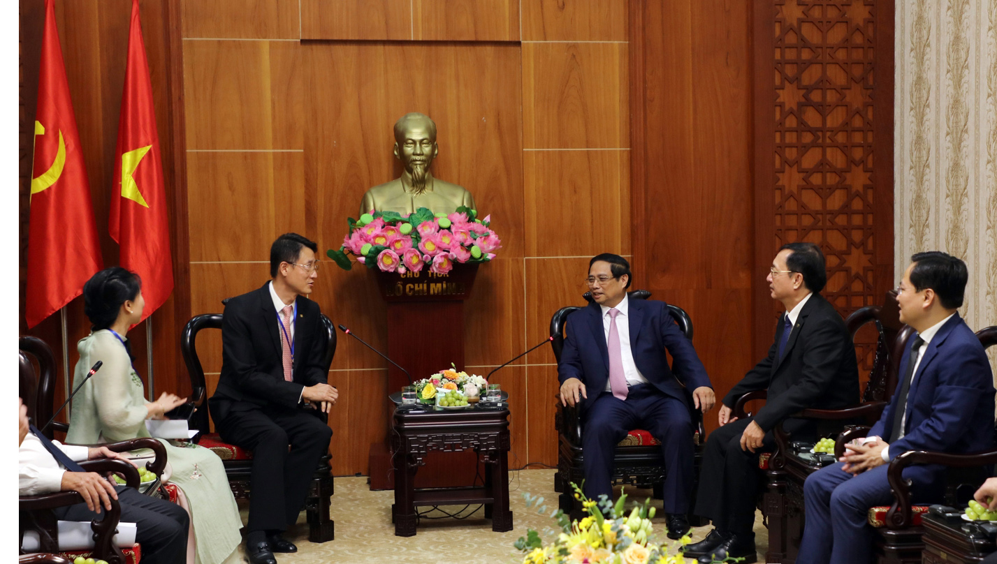 Thủ tướng Chính phủ Phạm Minh Chính tiếp Tổng giám đốc Công ty TNHH Phát triển Phú Mỹ Hưng Gary Tseng ngay sau Hội nghị. Ảnh: Cổng TTĐT Bắc Ninh.