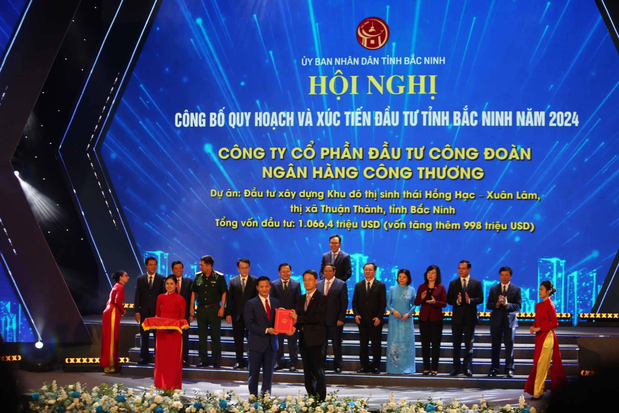 Ông Vương Quốc Tuấn (bên trái) – Chủ tịch UBND tỉnh Bắc Ninh trao chứng nhận đầu tư Công ty Cổ phần Đầu tư Công đoàn Ngân hàng Công thương xây dựng khu đô thị sinh thái Hồng Hạc- Xuân Lâm tại thị xã Thuận Thành. Ảnh: VGP/Nhật Bắc.