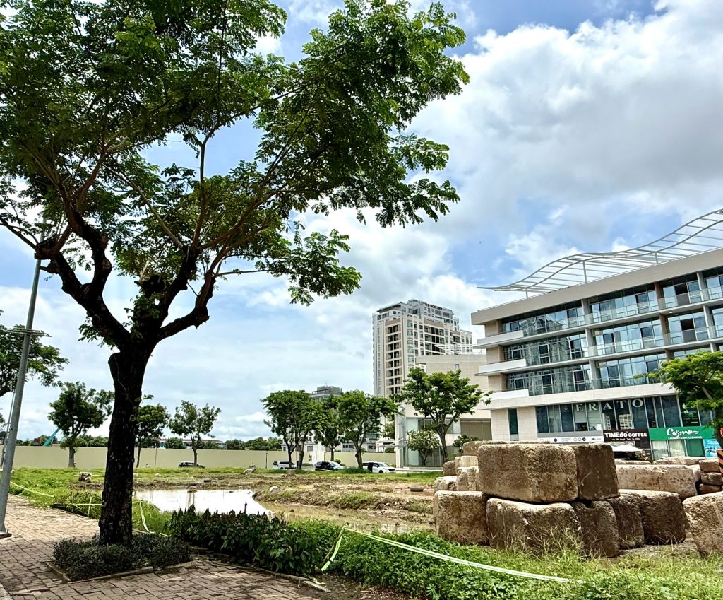 Một số công trình trên đường Nguyễn Khắc Viện đang được khởi công trong thời gian gần đây. Hình chụp vào tháng 9 năm 2025